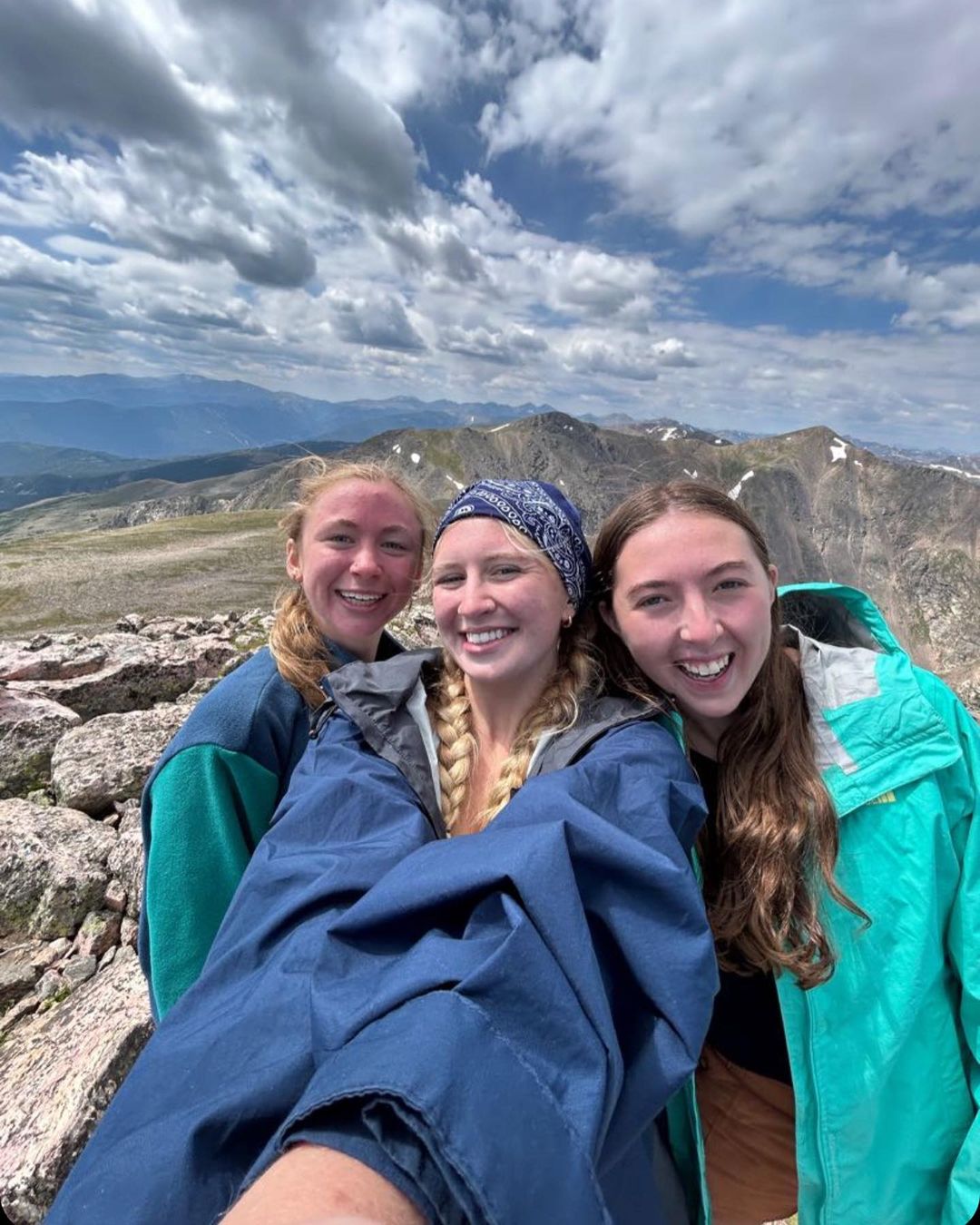 3 girls photo in front of mountains
